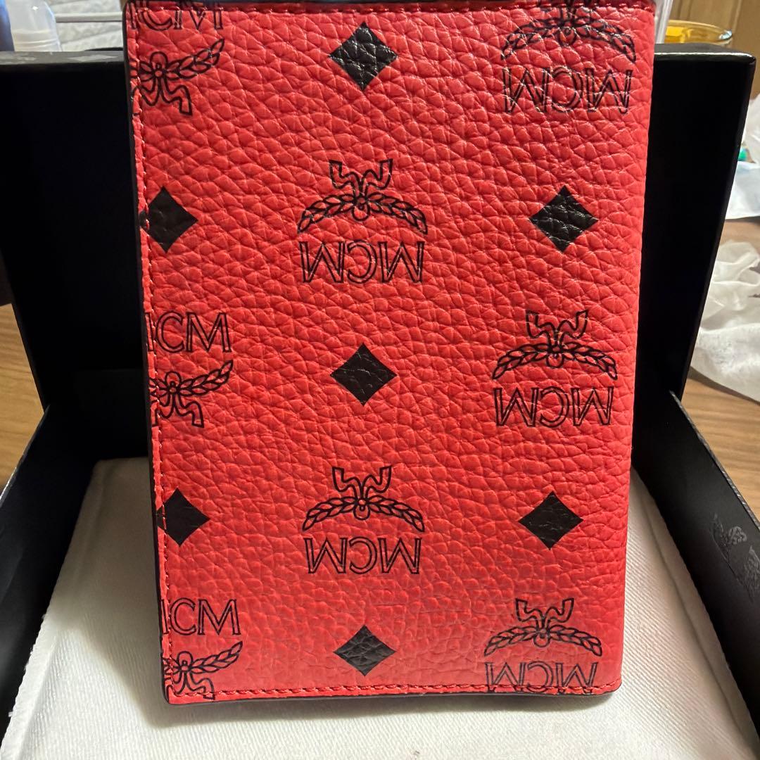 MCM 赤 レザー パスポートケース