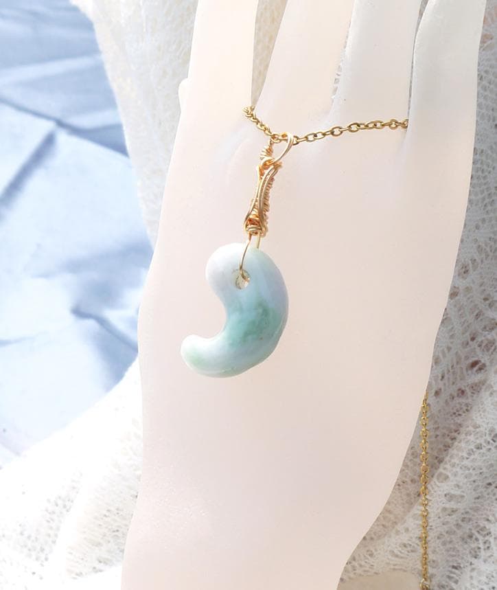 希少 国産糸魚川翡翠勾玉ペンダント◇