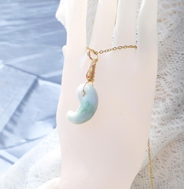 希少 国産糸魚川翡翠勾玉ペンダント◇