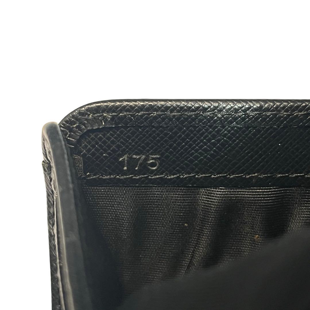 希少✨プラダ 二つ折り財布 サフィアーノレザー ロゴ金具 ブラック 1ml225