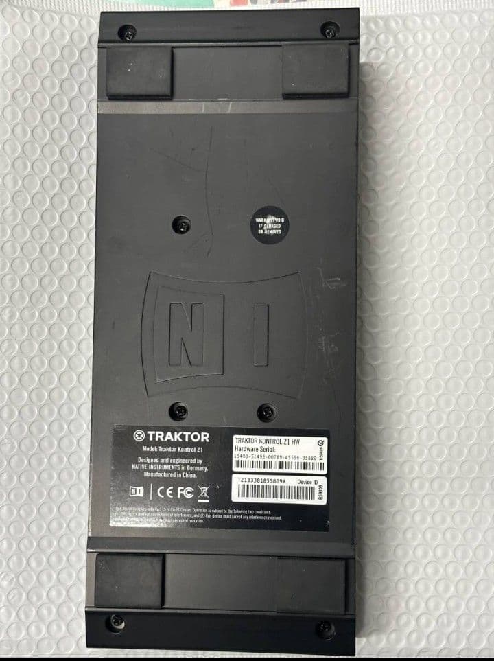 TRAKTOR KONTROL Z1 コントローラー