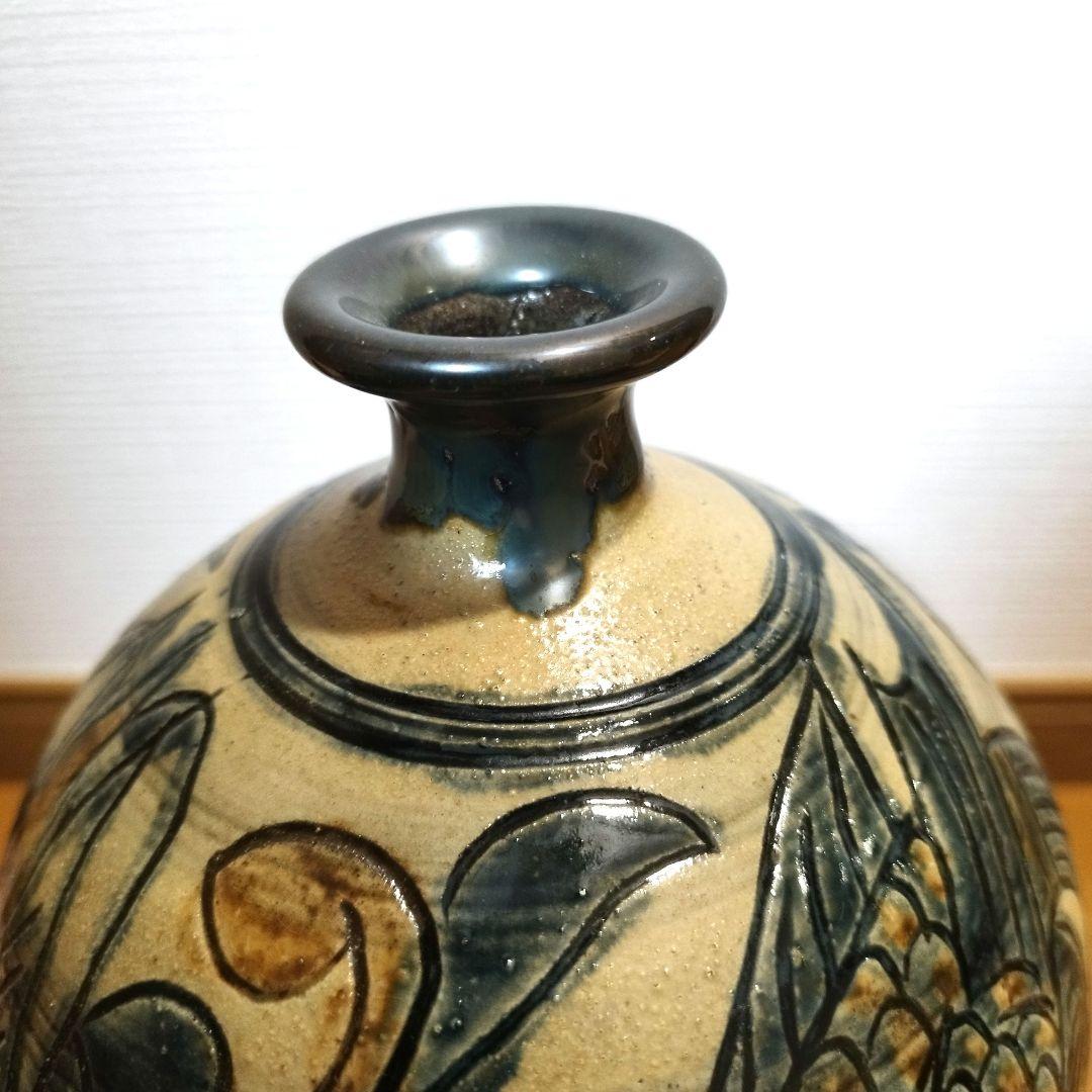 沖縄の人間国宝　金城次郎さんの飾り丸壺　魚と海老紋様　在銘あり！　花瓶にも。