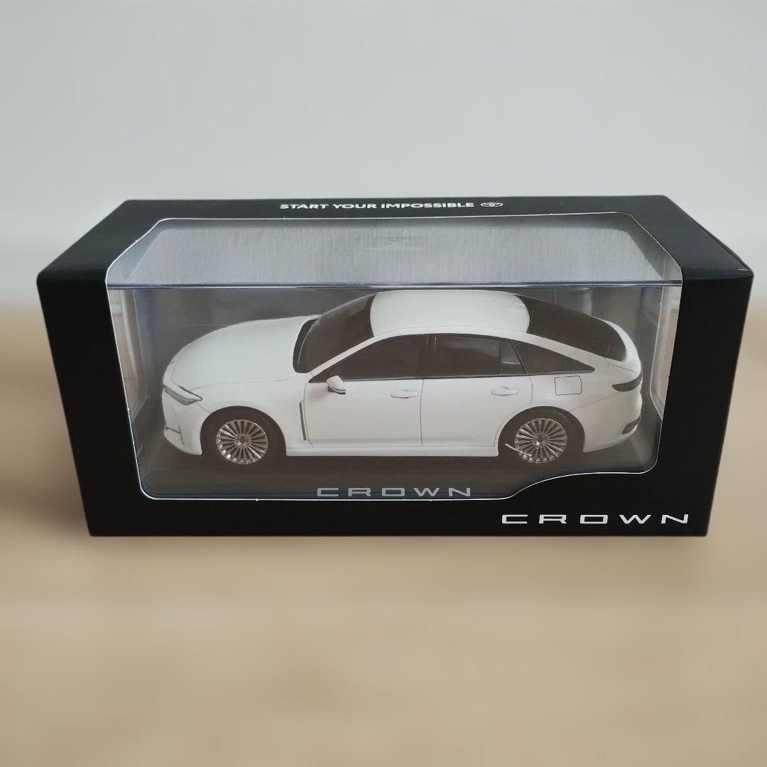 トヨタ CROWN ホワイト ミニカー 1/30