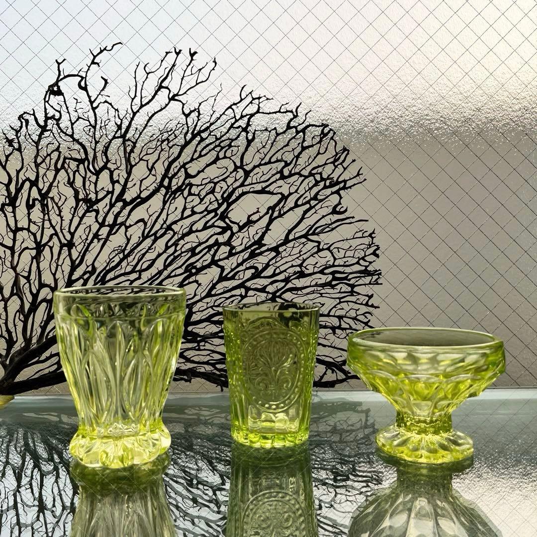 骨董　時代ガラス　ゆらゆらプレスガラス　若草色　百合の紋章　コップ　ウラン