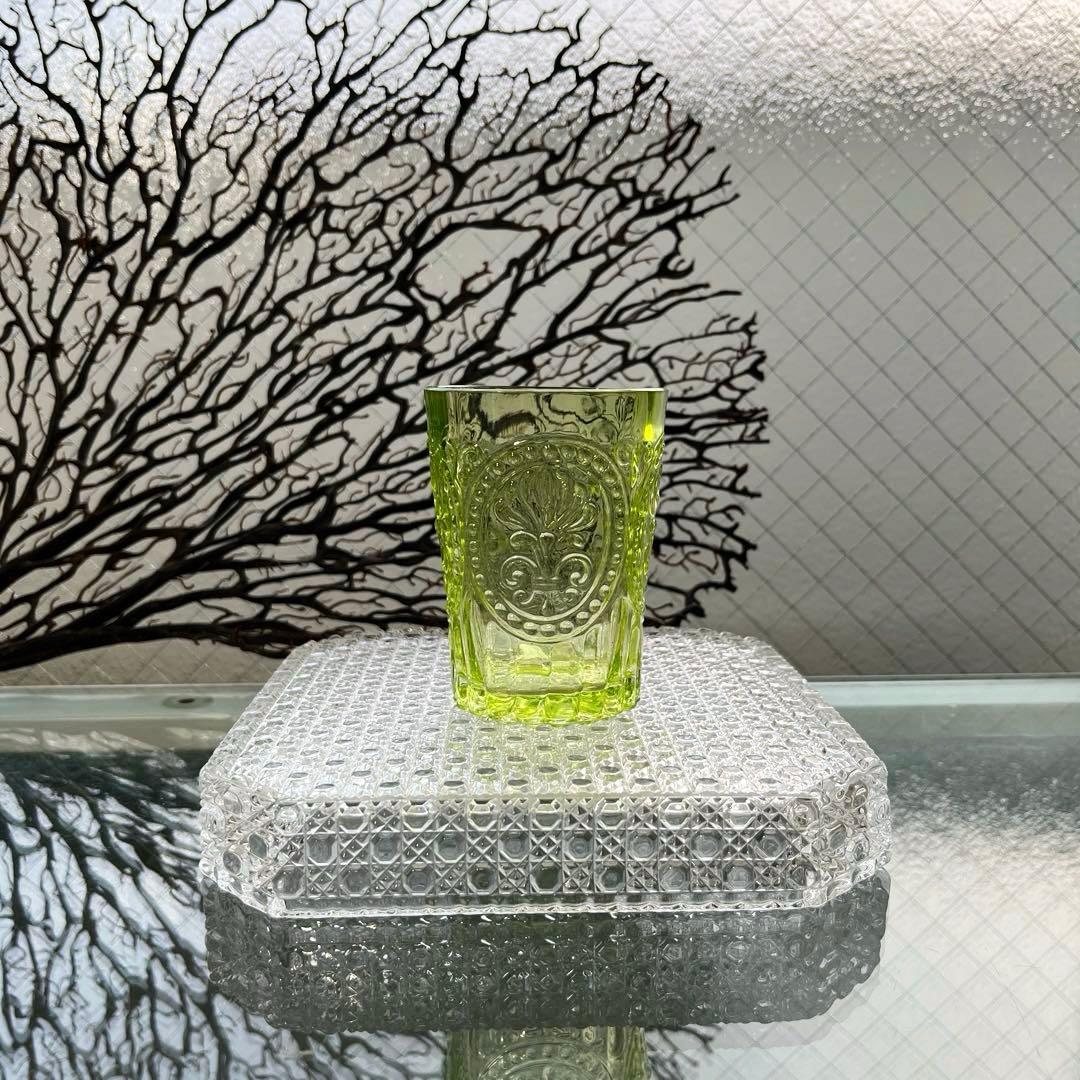 骨董　時代ガラス　ゆらゆらプレスガラス　若草色　百合の紋章　コップ　ウラン