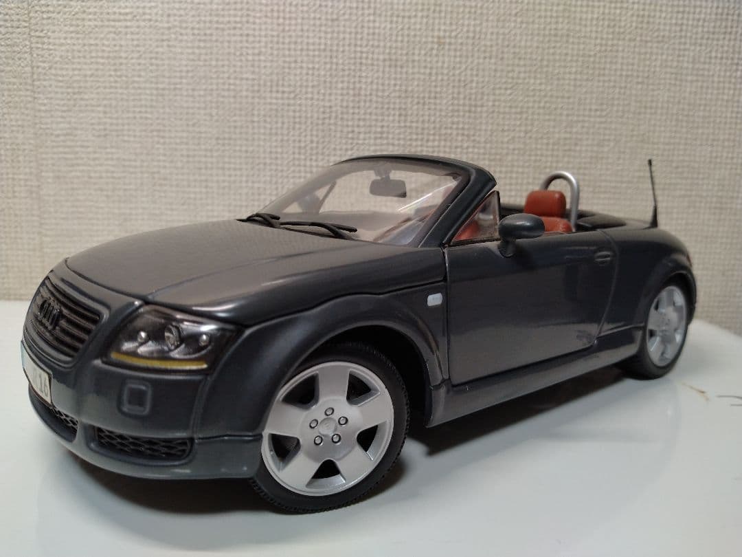 Audi TT ロードスター　1/18
