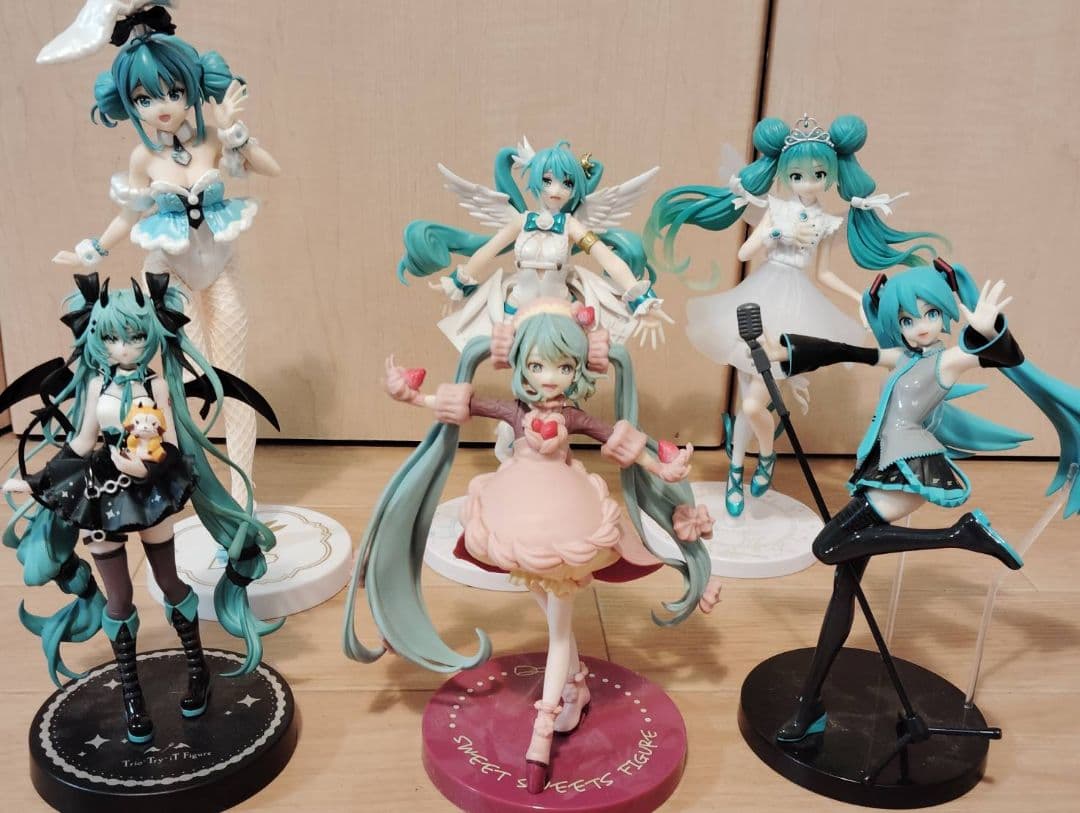 初音ミク!!　フィギュア&缶バッチセット　　まとめ売り