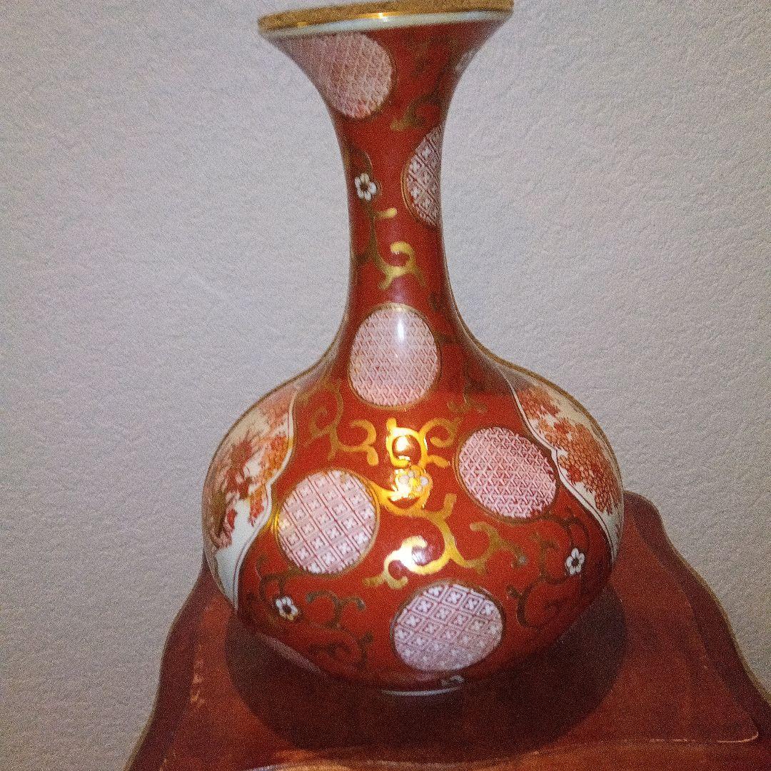 赤と白の花柄陶器花瓶