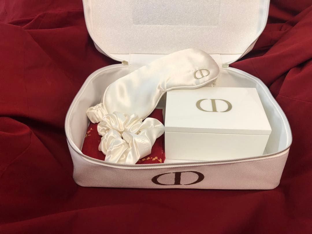 Dior ノベルティメイクアップポーチ アイマスク・シュシュ・コットンケース付き