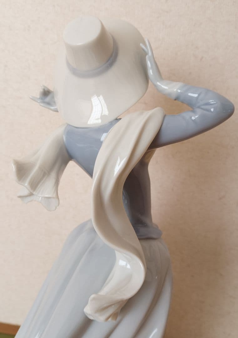 リヤドロ【LLADRO】 春のそよ風