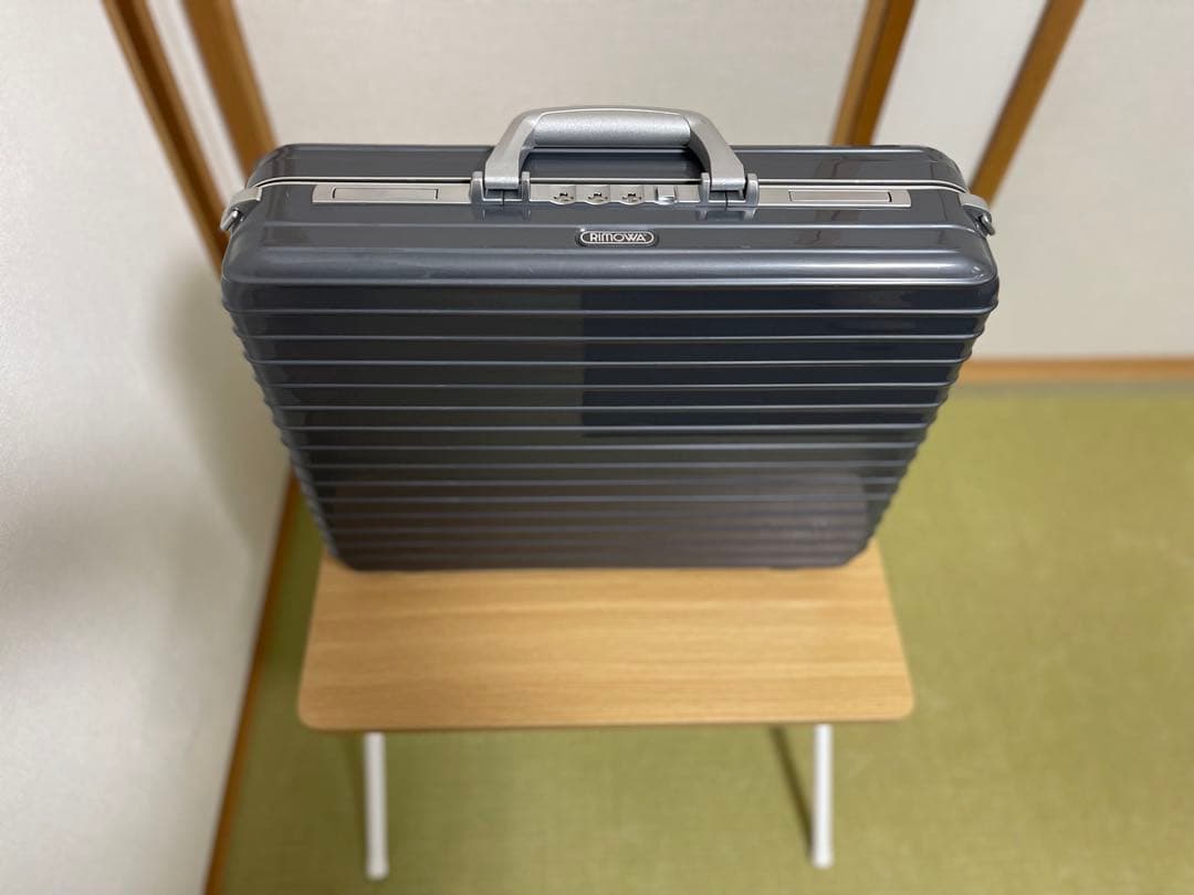 リモワ　アタッシュケース　ポリカーボネード　グレー