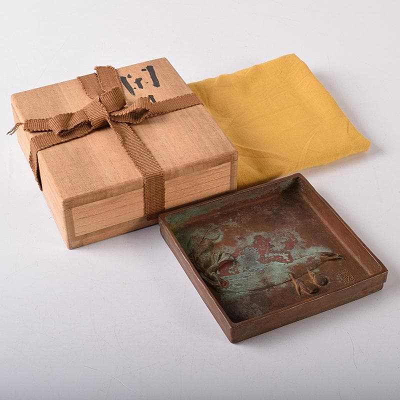 高岡銅器　須賀松園造　蝋型鋳銅　野菜文　四方皿　共布共箱　C　R8444