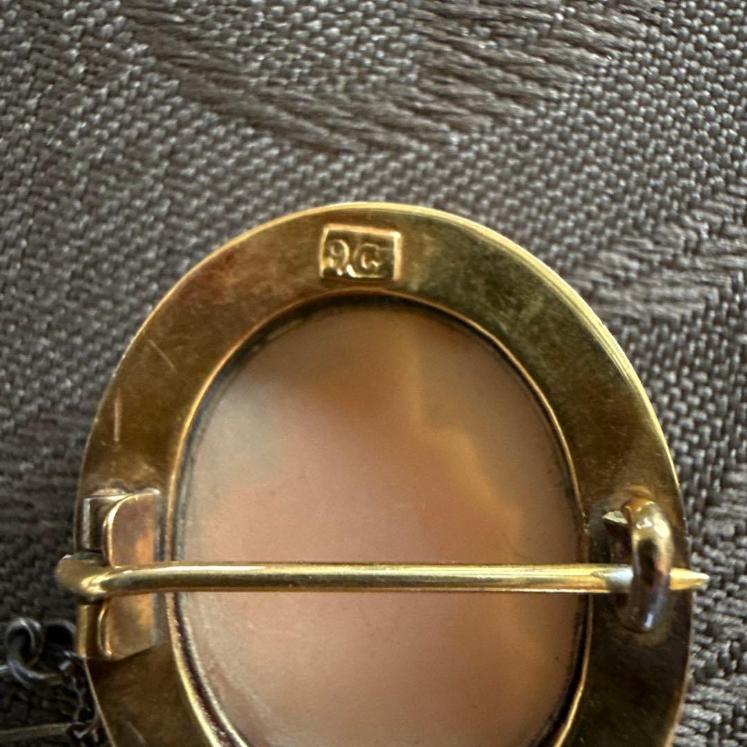 19世紀末アンティークシェルカメオブローチ 9金製、安全チェーン付き、英国