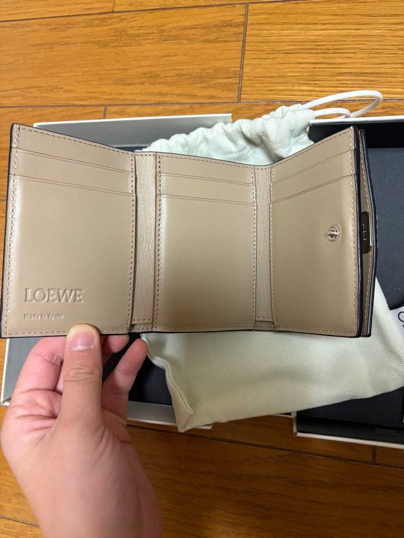 柿*い様 LOEWE ベージュレザー 三つ折り財布