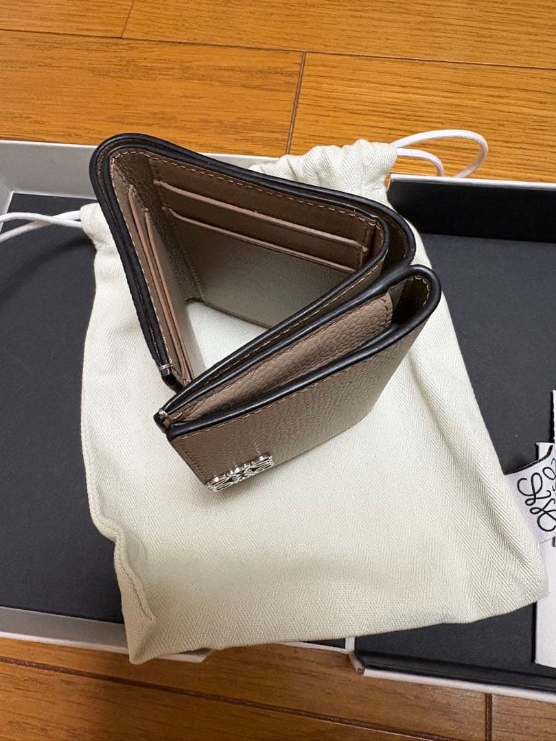 柿*い様 LOEWE ベージュレザー 三つ折り財布