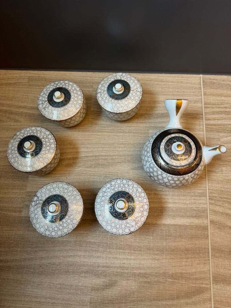 1503  九谷焼　金亀甲模様　茶器セット　急須1  湯呑蓋付5  金彩