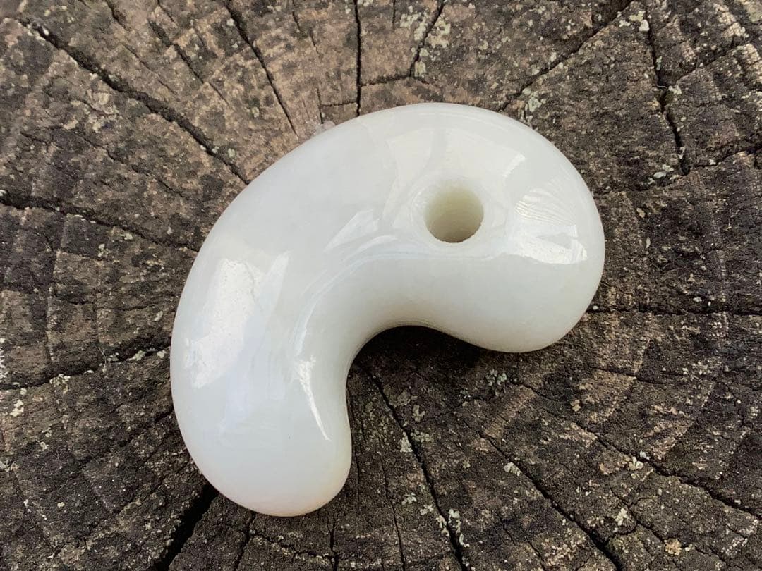 極上物✳きらきら味の素‼️小滝産糸魚川翡翠勾玉　氷の世界へアイスジェイド　鑑別書付