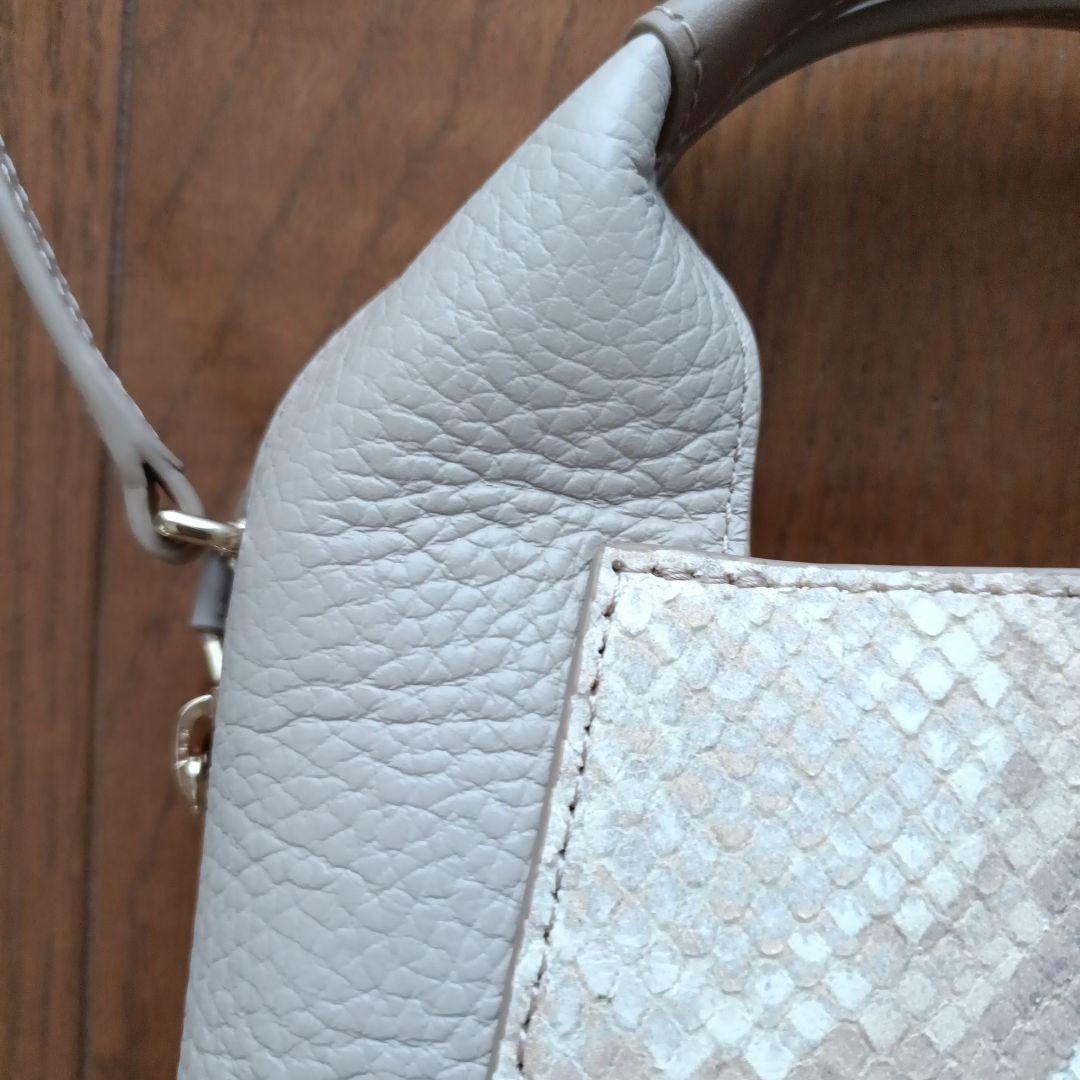 フルラ　パイソン柄ショルダーバック