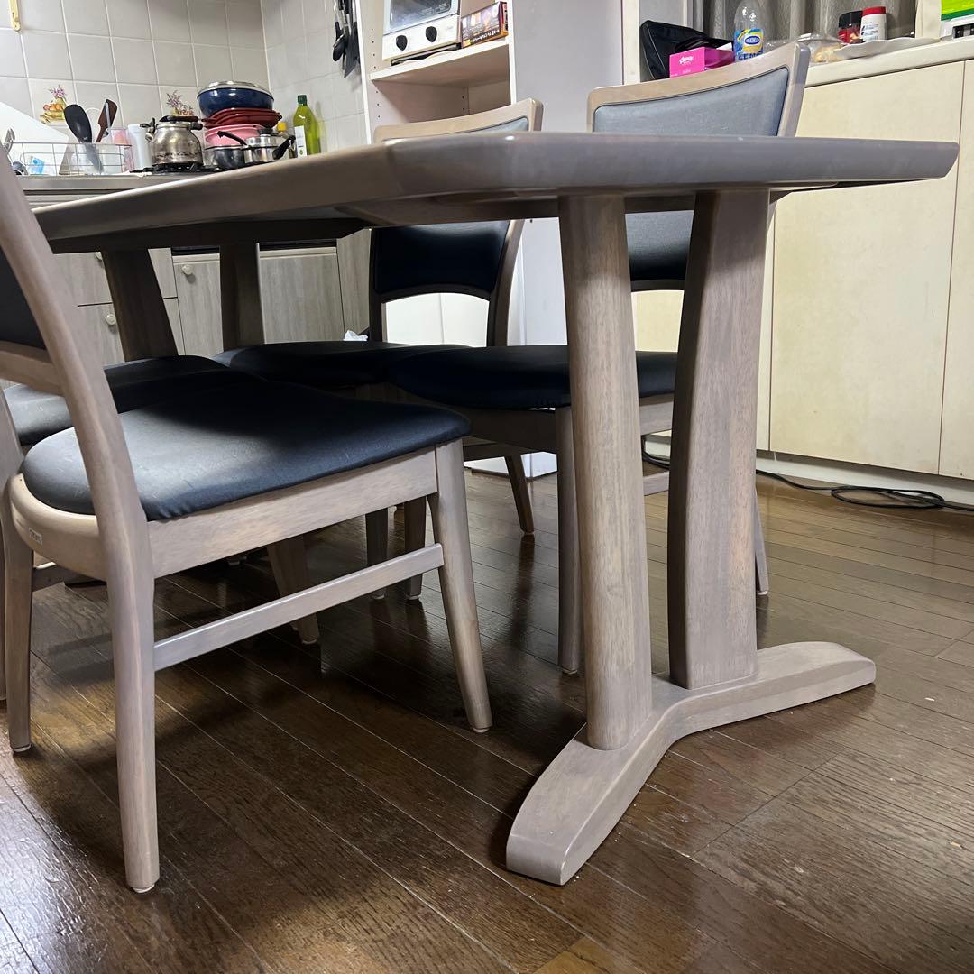 カリモクのChitano ダイニングテーブルと椅子4脚セット