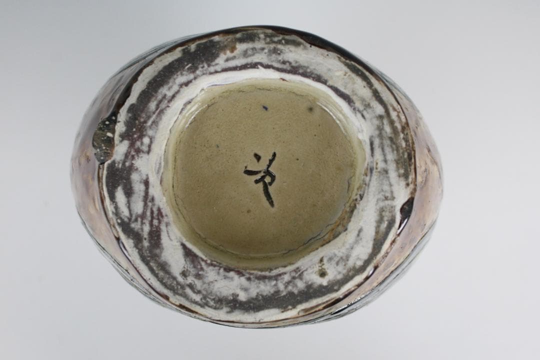 壺屋焼 人間国宝 金城次郎 作　飴釉窓絵双魚文扁壺
