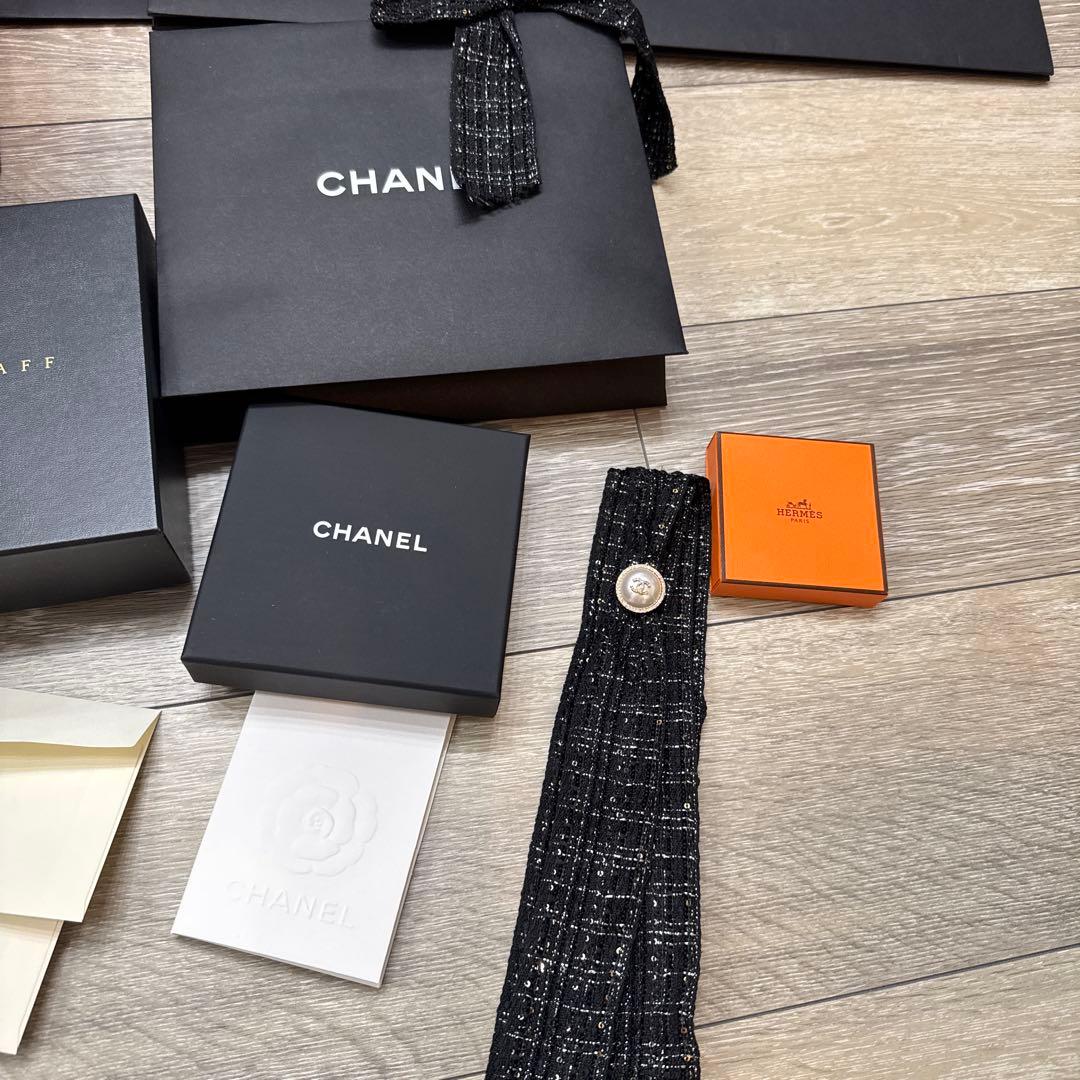 ブランドの箱や紙袋（Louis Vuitton, Chanel, Hermès）