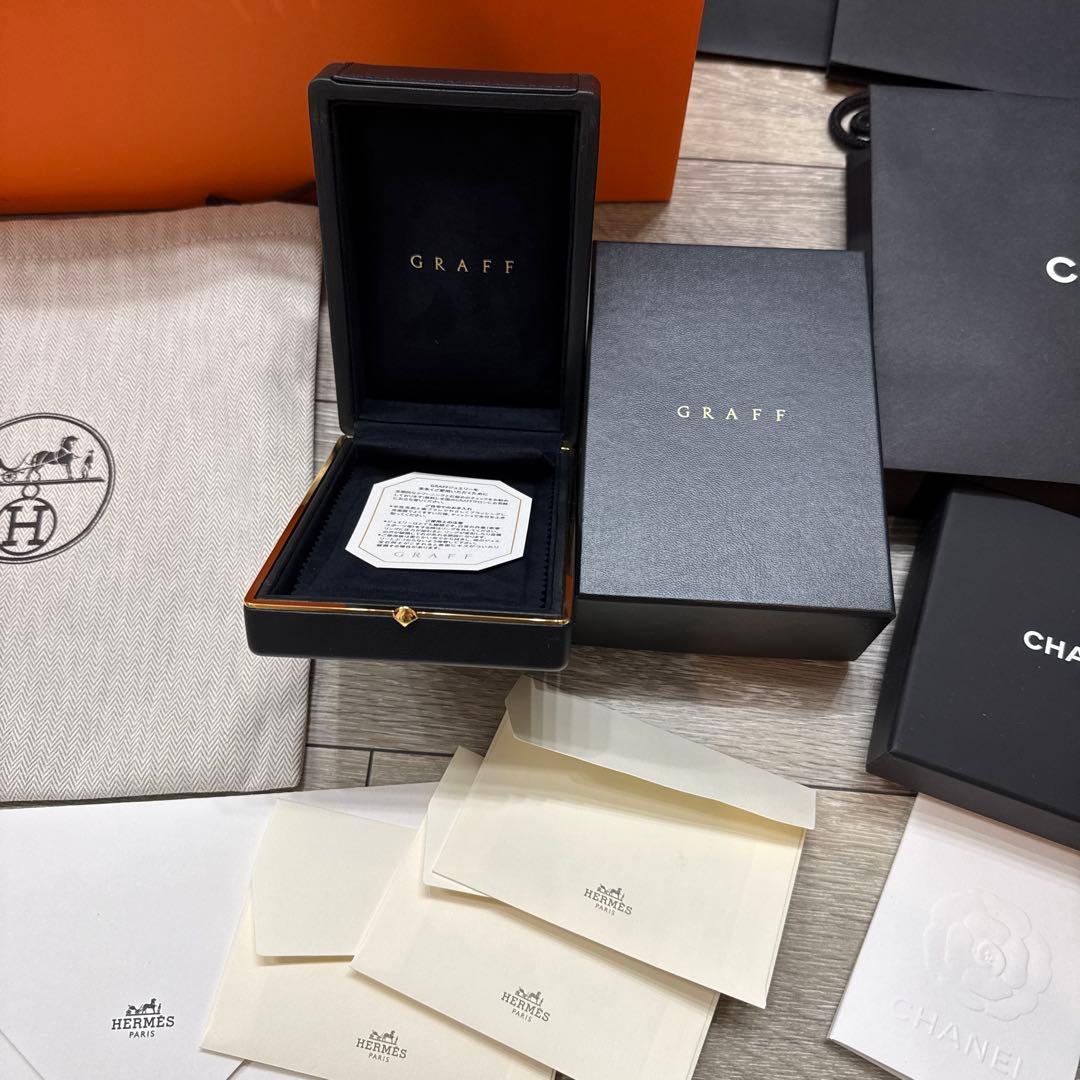 ブランドの箱や紙袋（Louis Vuitton, Chanel, Hermès）