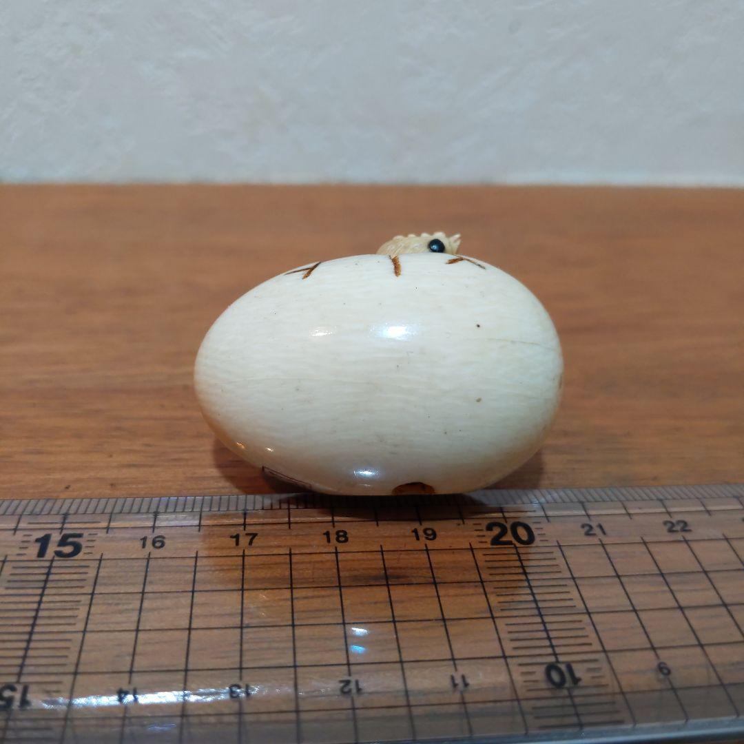 時代提げ物 絡繰根付 天然素材 在銘【啐啄同時】高さ約3.2cm 重さ約35ｇ