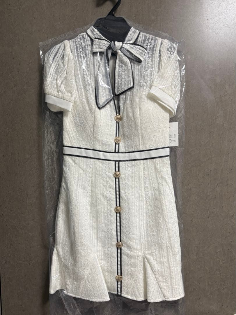 ホワイトリボン付きドレス