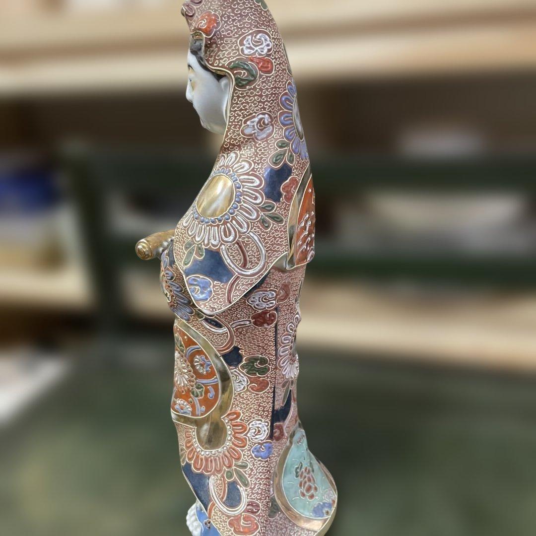 石川県九谷焼観音像　装飾的な陶器の女性像　日本美術　日本伝統工芸品