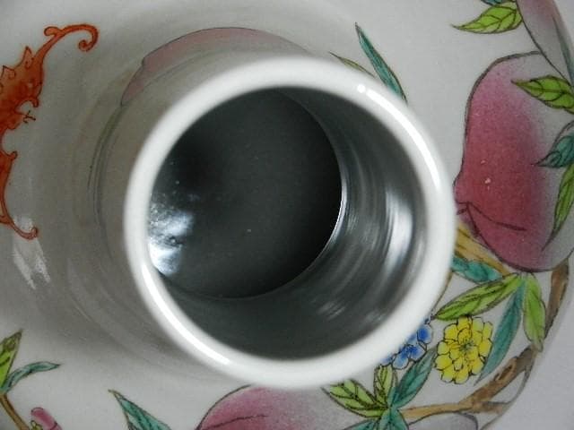 中国粉彩九桃図天球瓶（裏印「乾隆年製」）