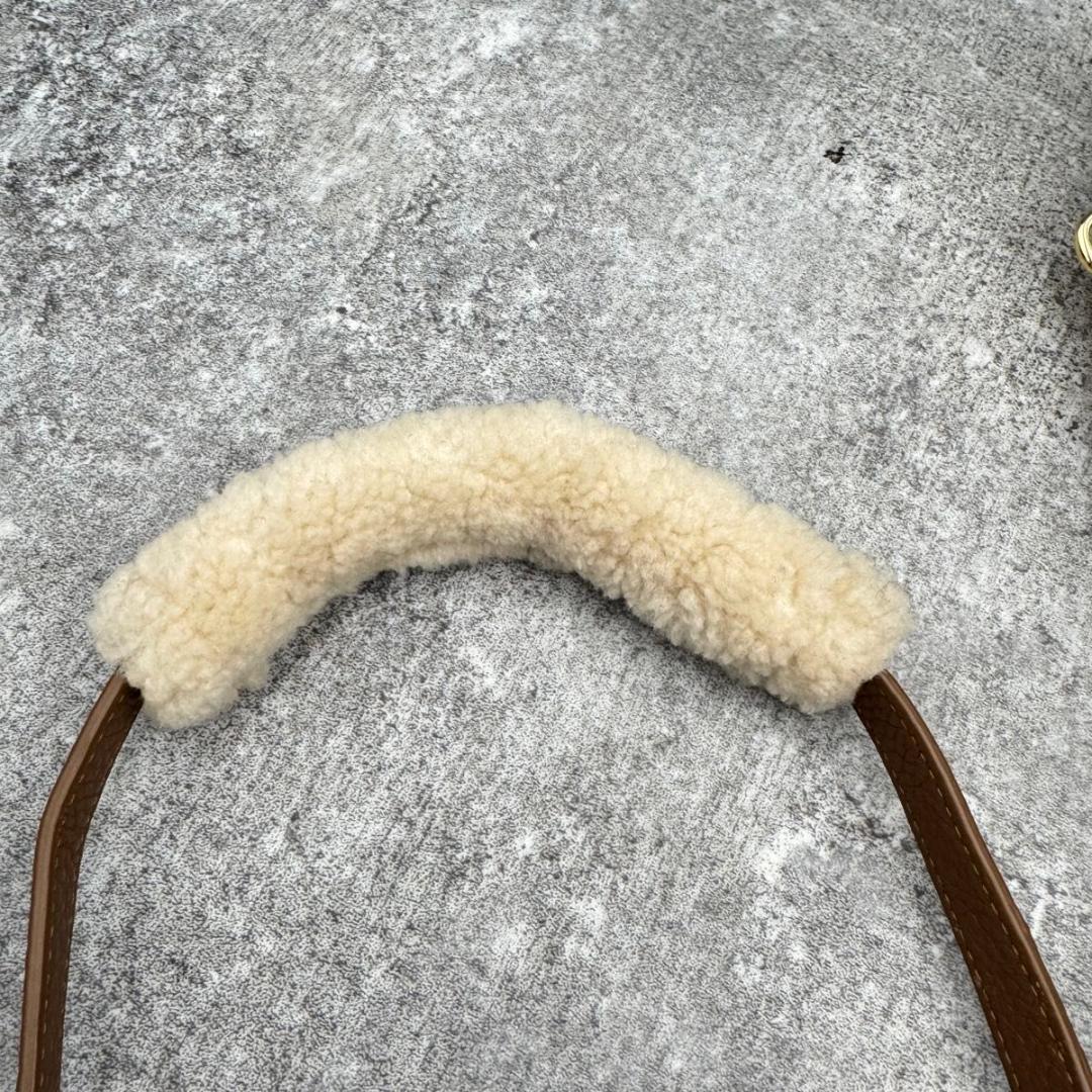 美品　UGG　アグ　辻希美　本革　スウェード　カメラバッグ　調整可　ブラウン