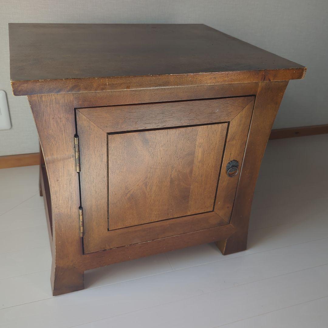 ダークブラウンの木製収納テーブル