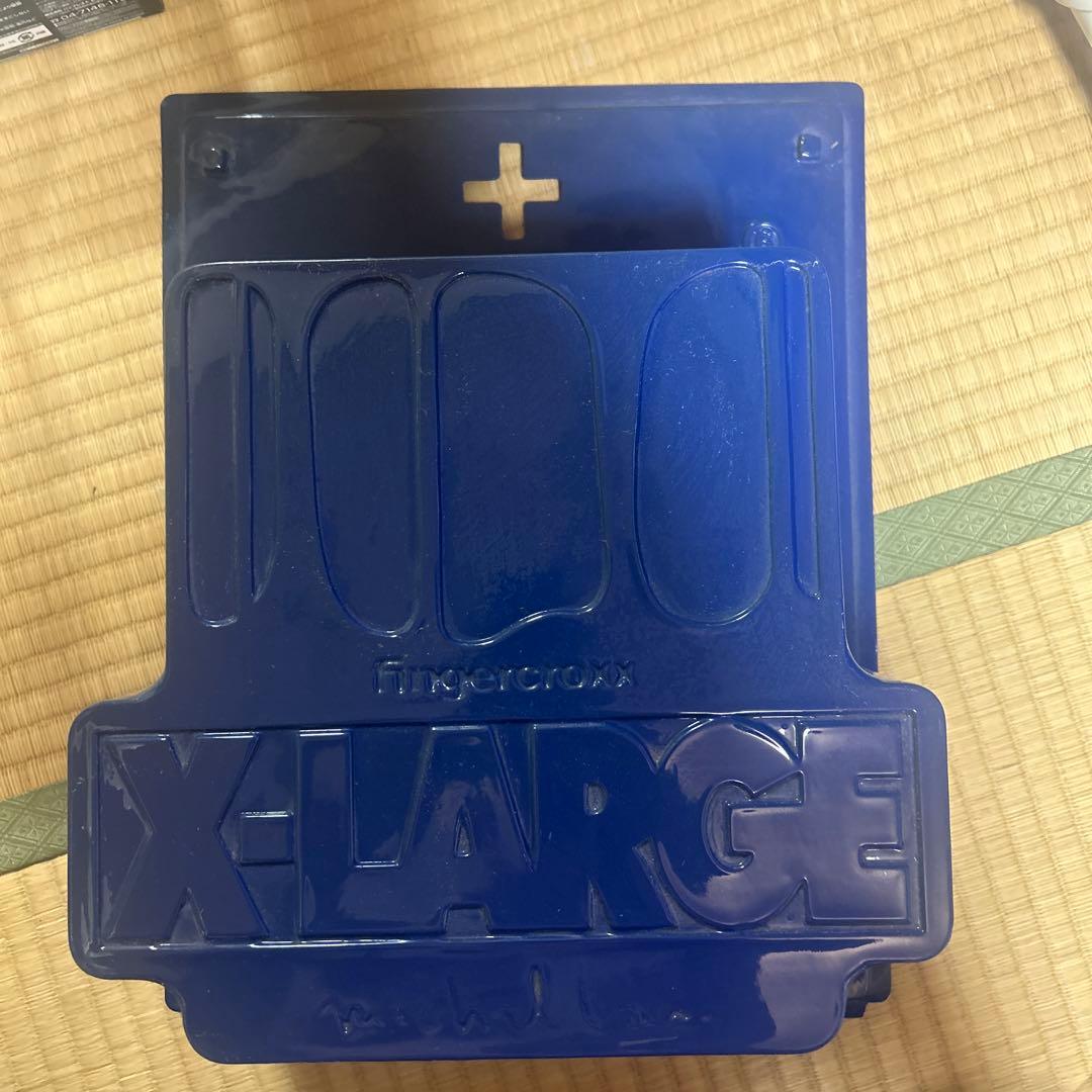 X-LARGE マイケルラウ　フィギュアとステッカー