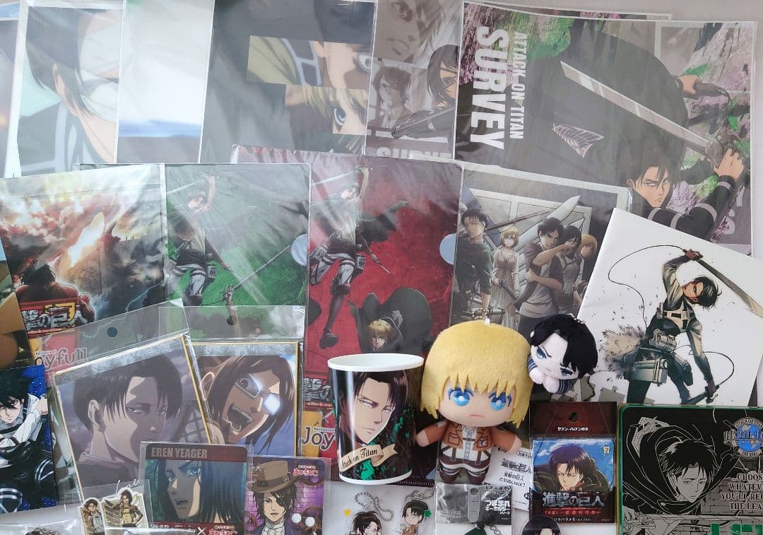 進撃の巨人　98点　まとめ売り　アクスタ　ポスター　カード　ファイル　フィギュア