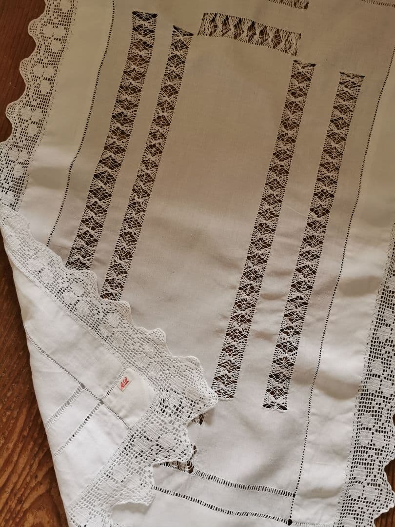 アンティークイギリス ドローンワークサバレース刺繍＆三つ葉のクロシェリネンクロス