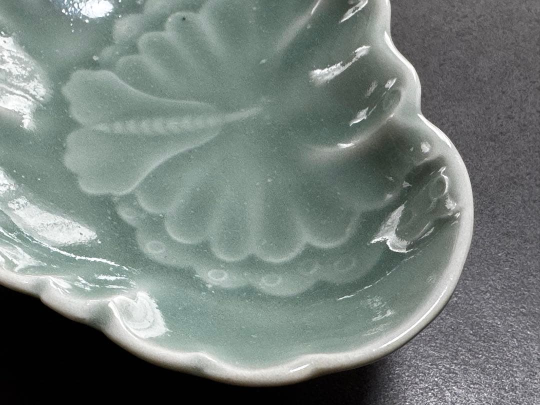 後期鍋島青磁　蝶形陽刻変形皿　平向付
