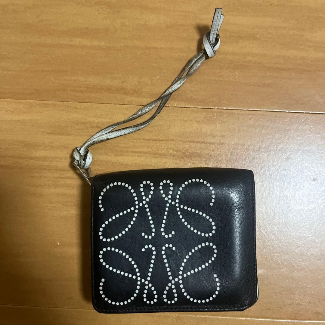 ロエベ黒の二つ折り財布 装飾模様付き