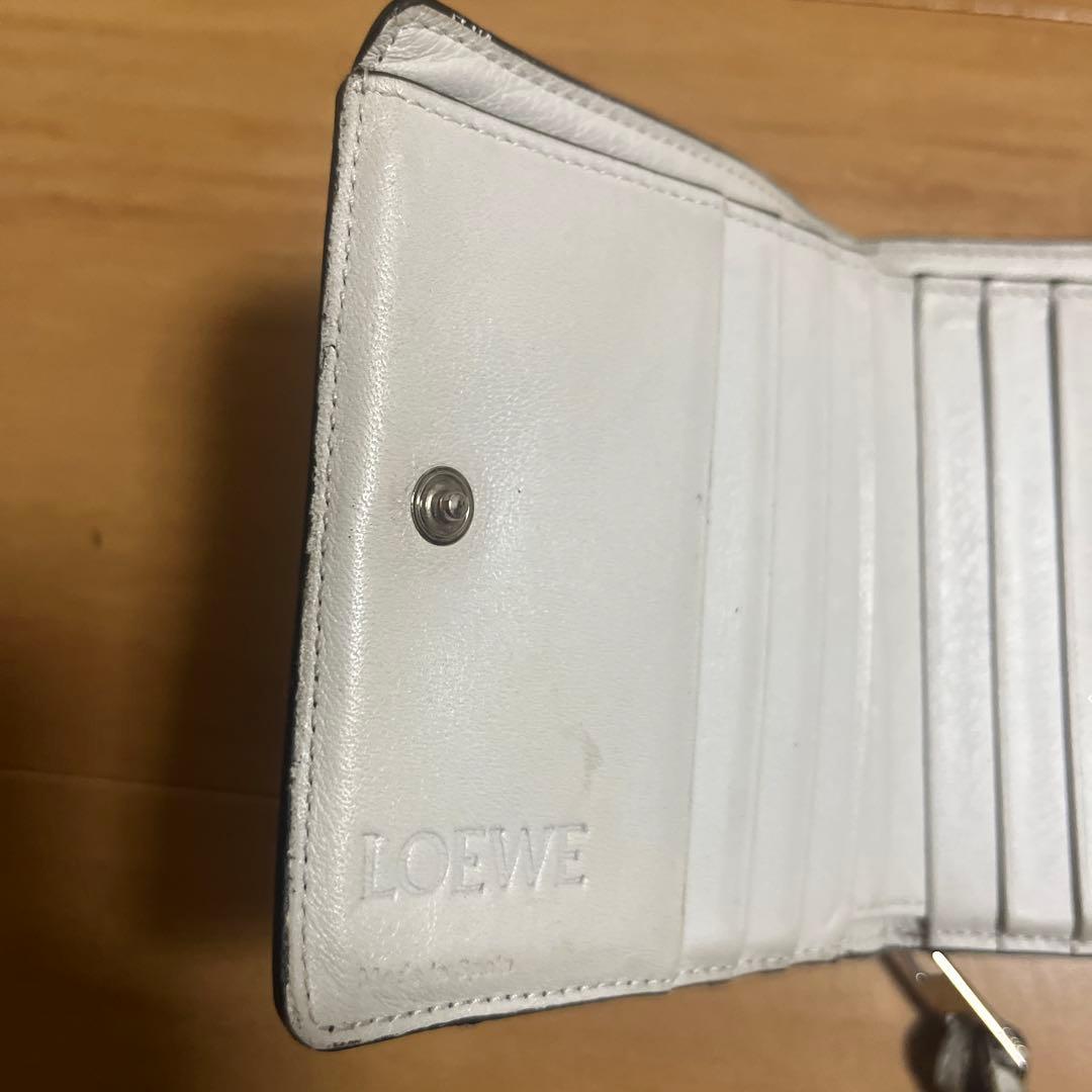 ロエベ黒の二つ折り財布 装飾模様付き