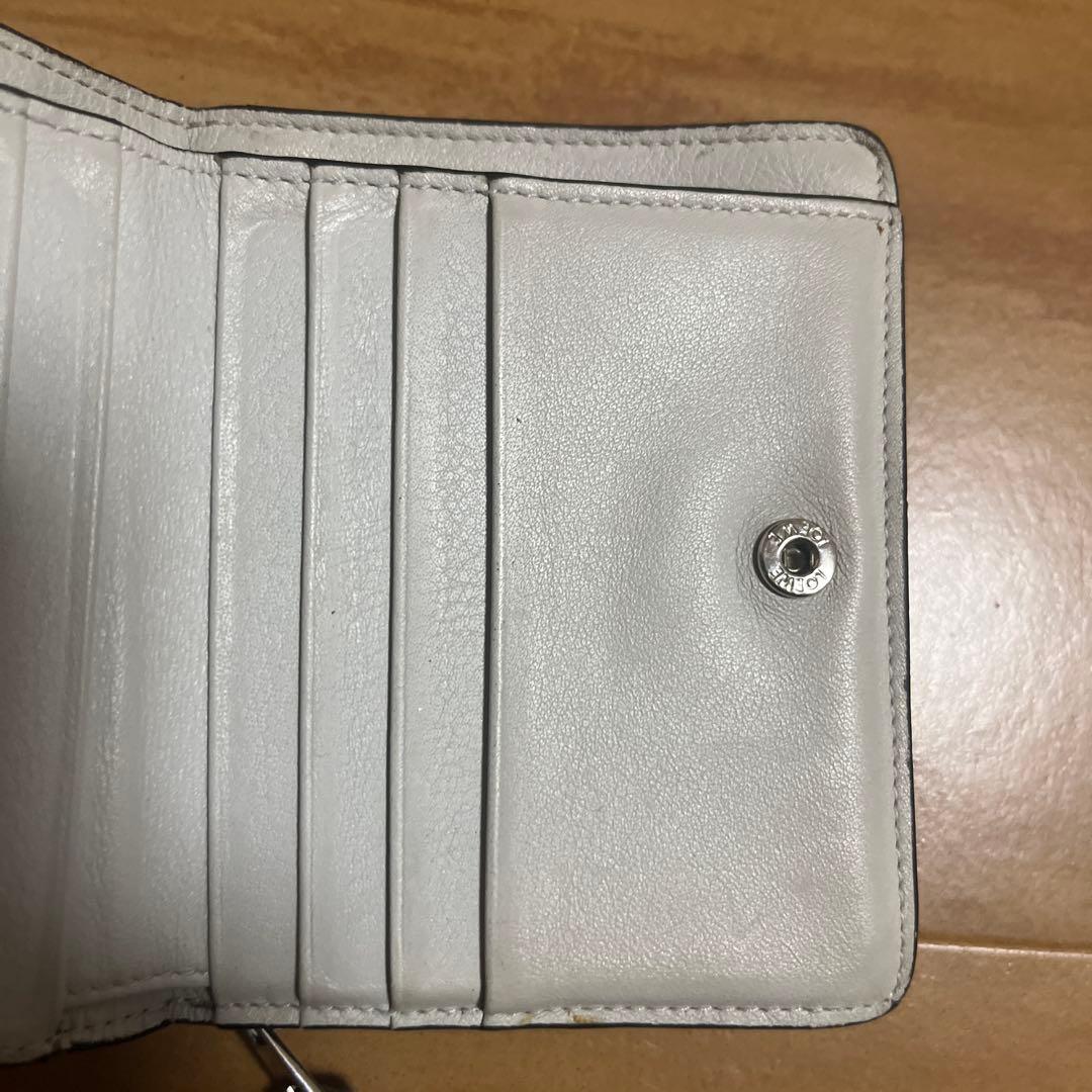 ロエベ黒の二つ折り財布 装飾模様付き