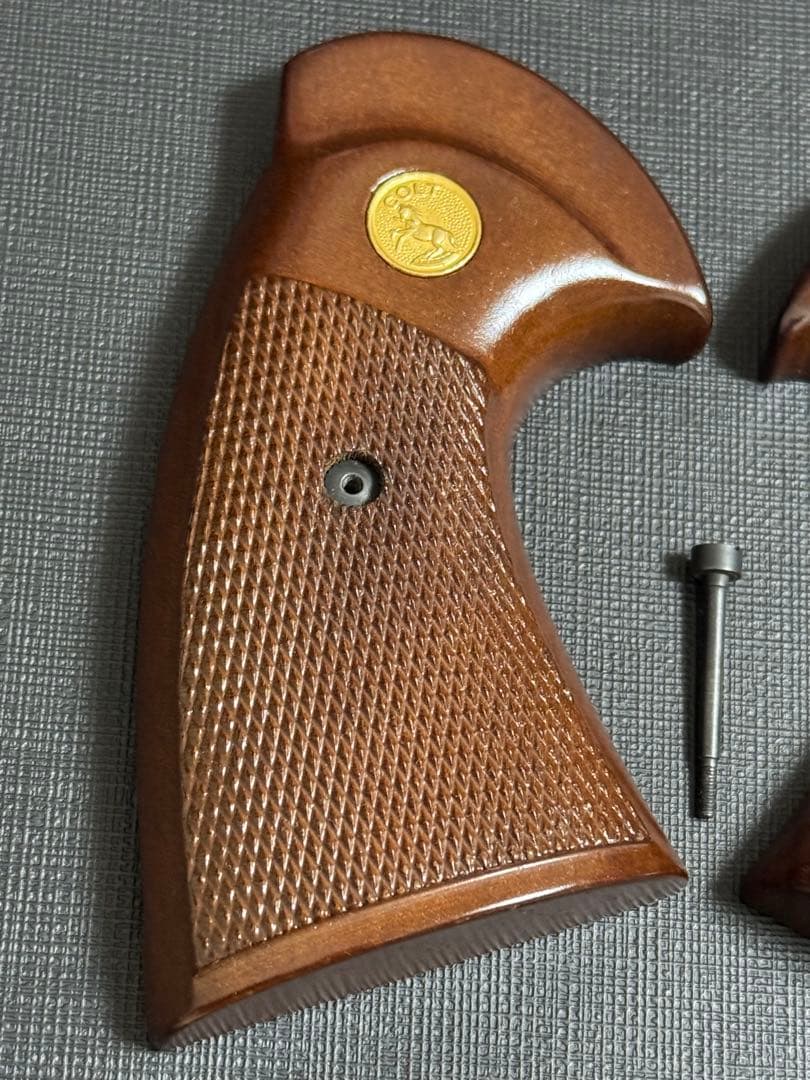 【実物】コルト社純正 パイソン 3rd 前期 木製グリップ スクリュー付き