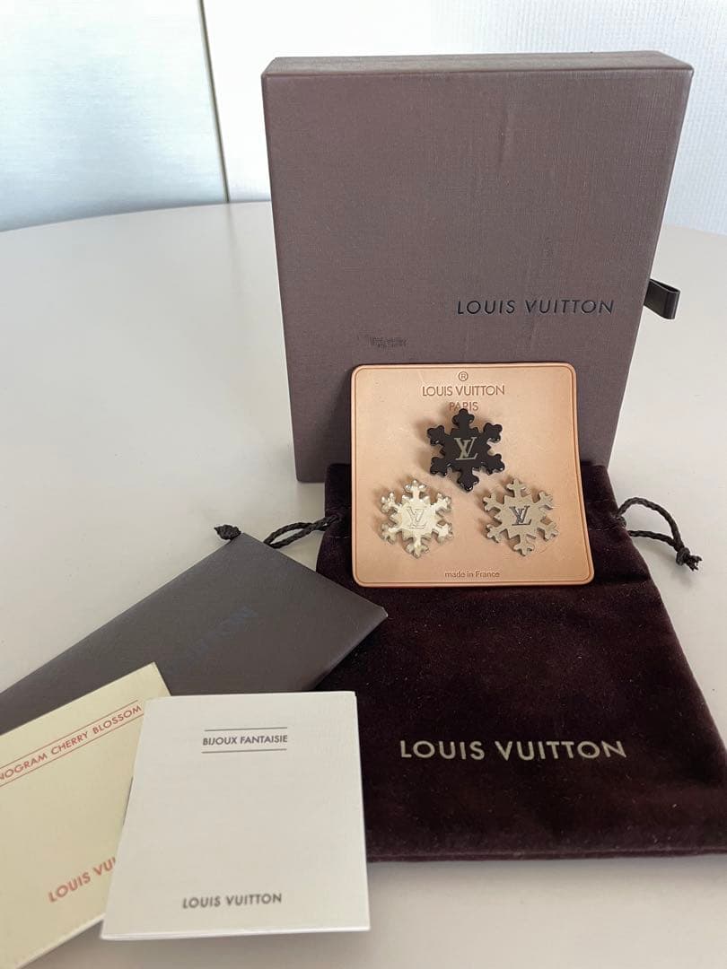 Louis Vuitton 雪の結晶ブローチ ピンバッジ