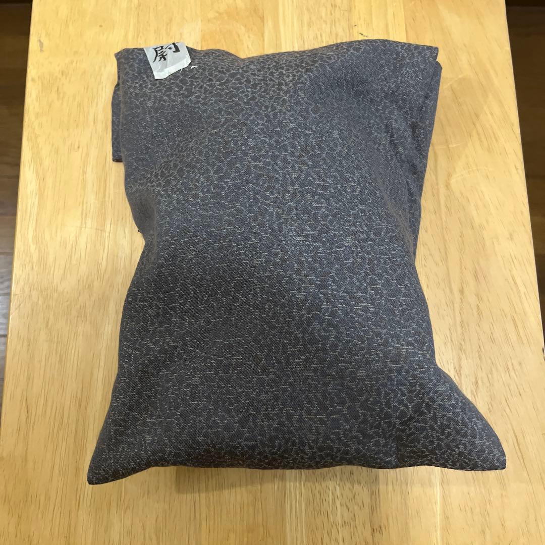 薄い灰色の能面