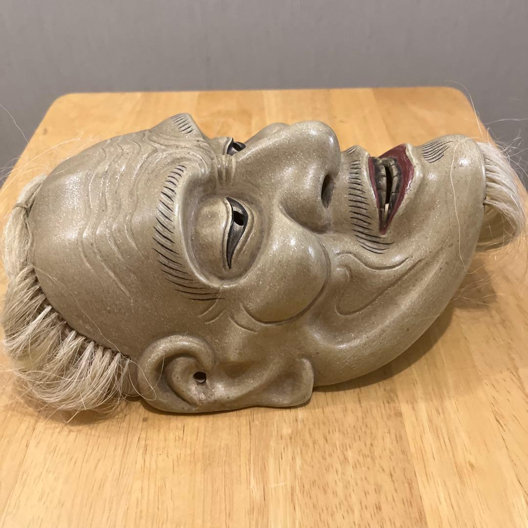 薄い灰色の能面