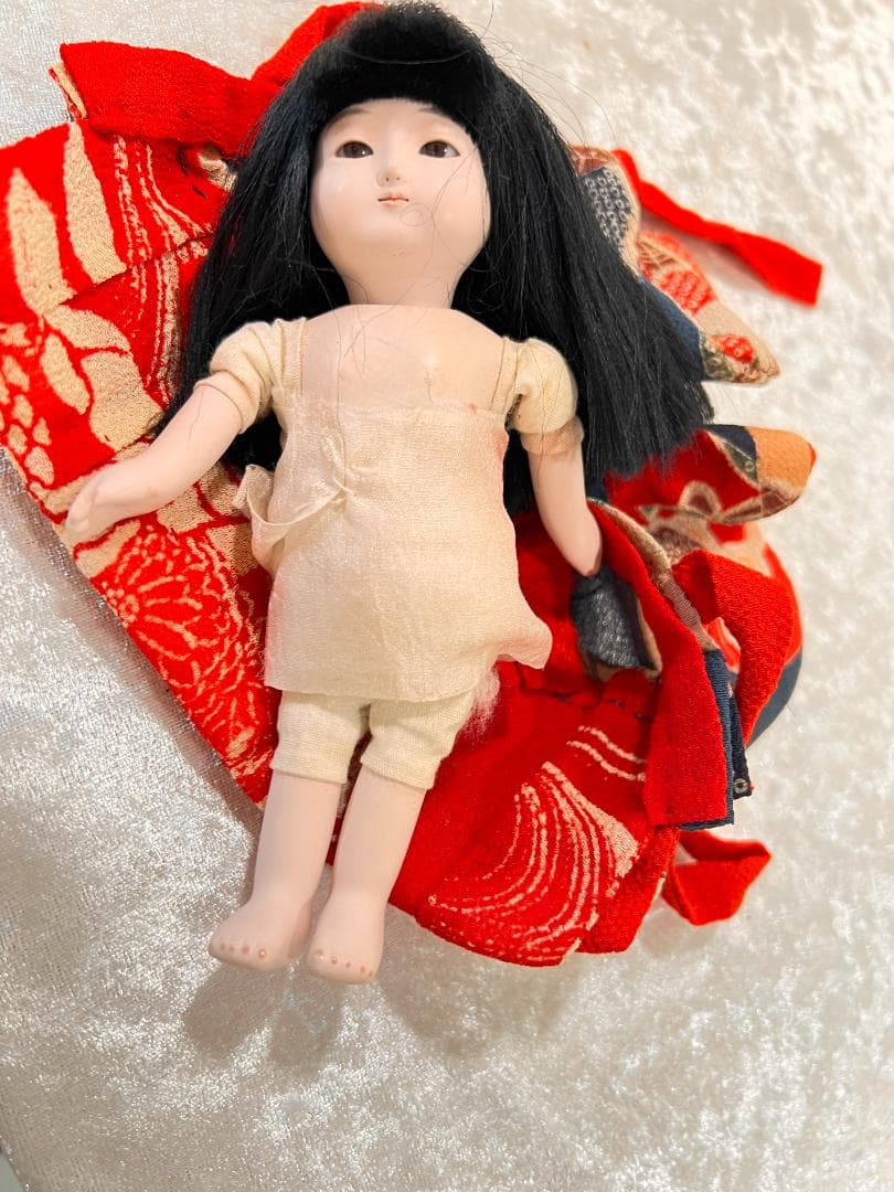人形　日本人形　女の子　ちりめんの着物付き W6×D3×H15㎝