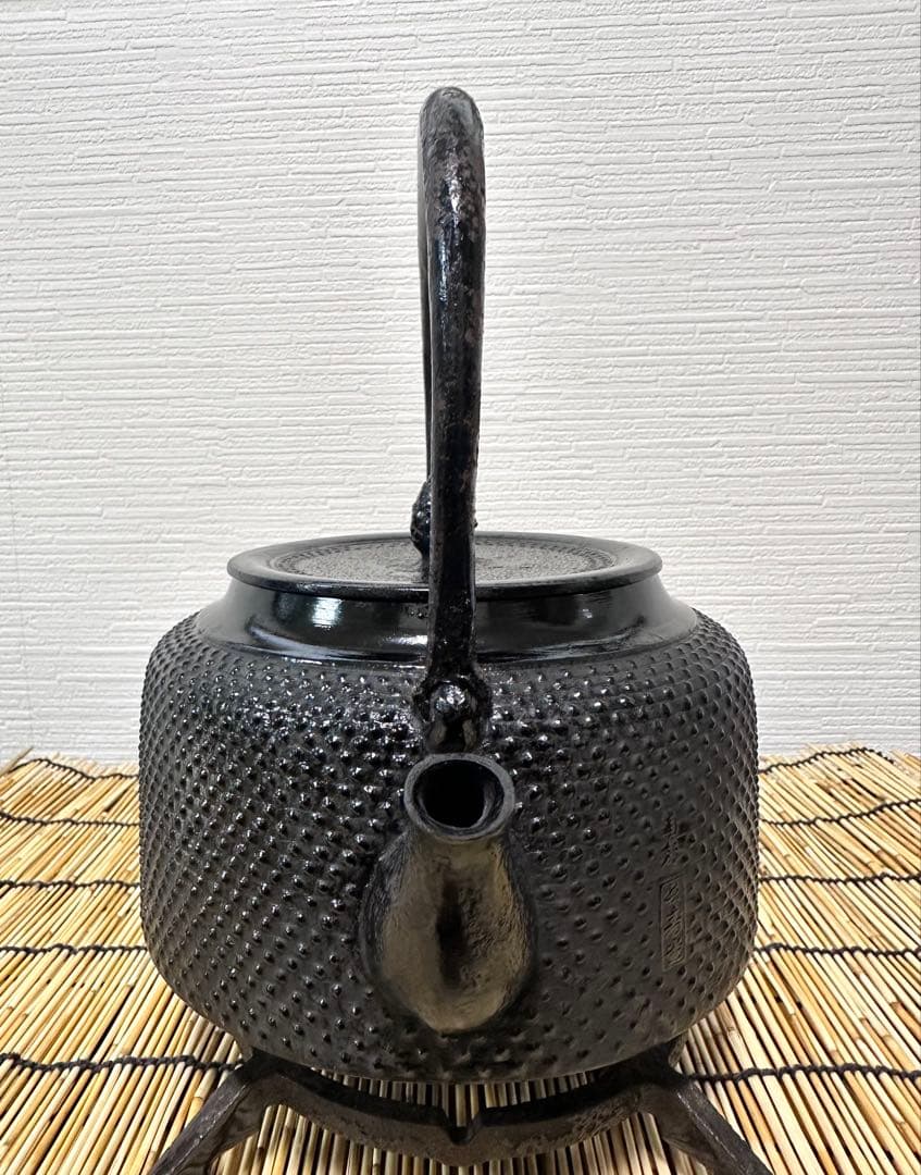 未使用品、付属品付　南部長寿堂造　１８型万代屋アラレ　南部鉄瓶　南部鉄器　鉄瓶