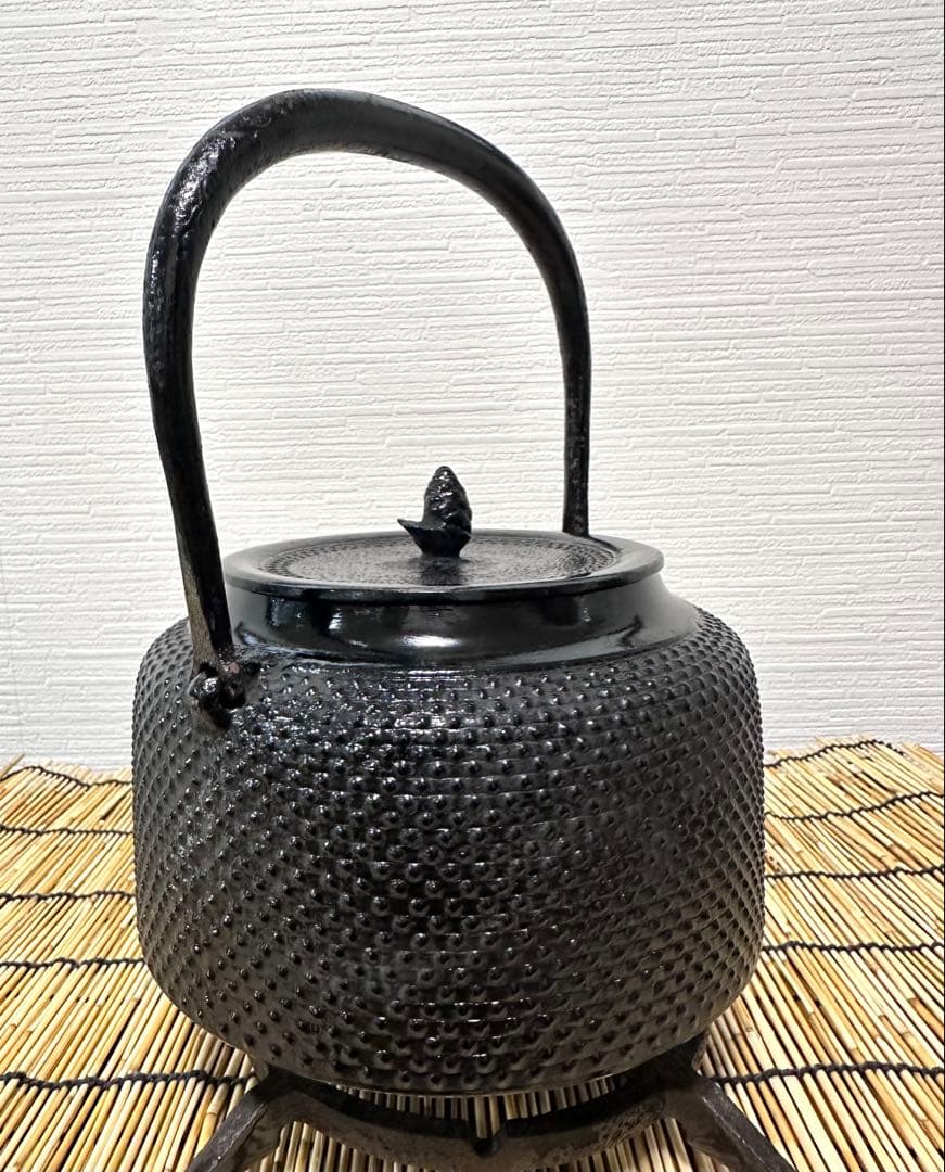 未使用品、付属品付　南部長寿堂造　１８型万代屋アラレ　南部鉄瓶　南部鉄器　鉄瓶