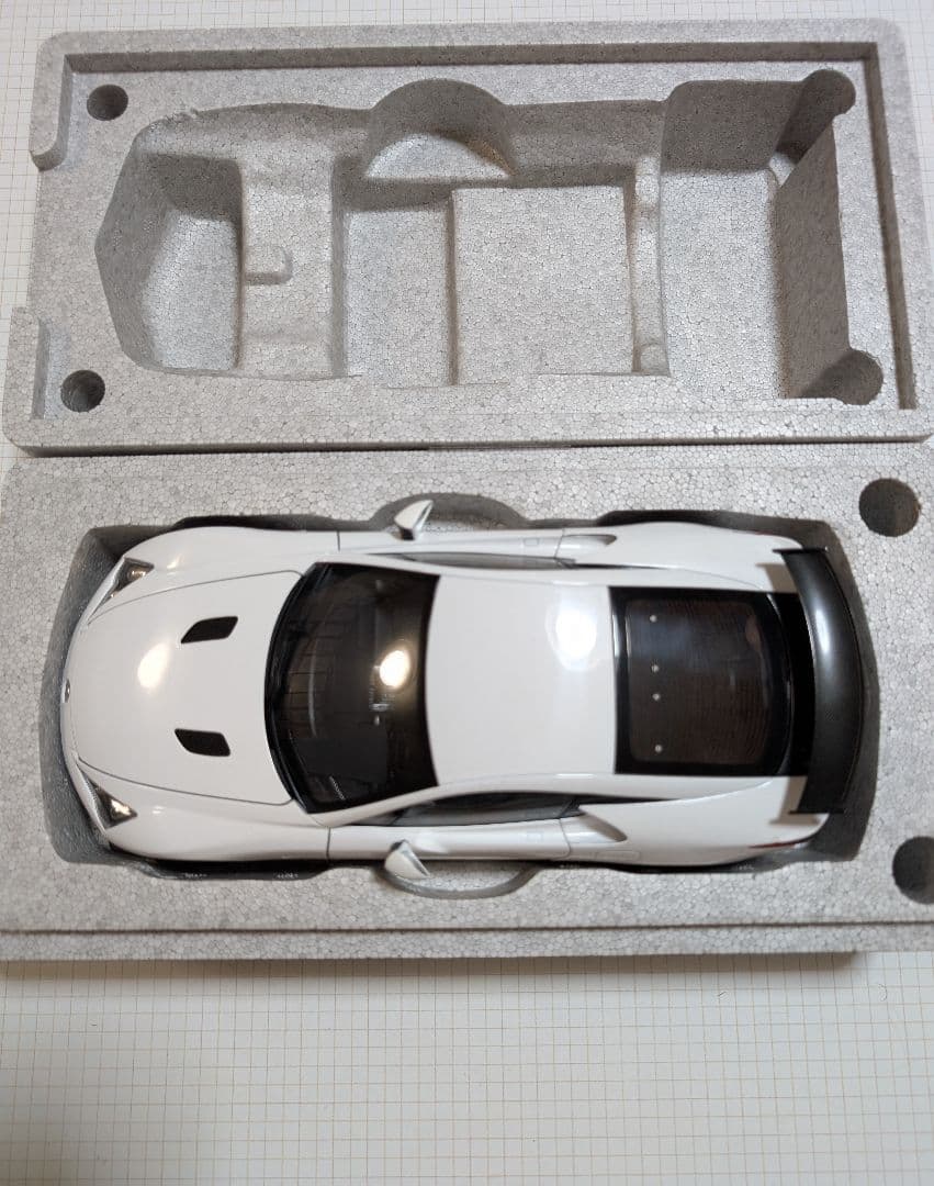 レクサスLFA 1/18ミニカー ホワイト