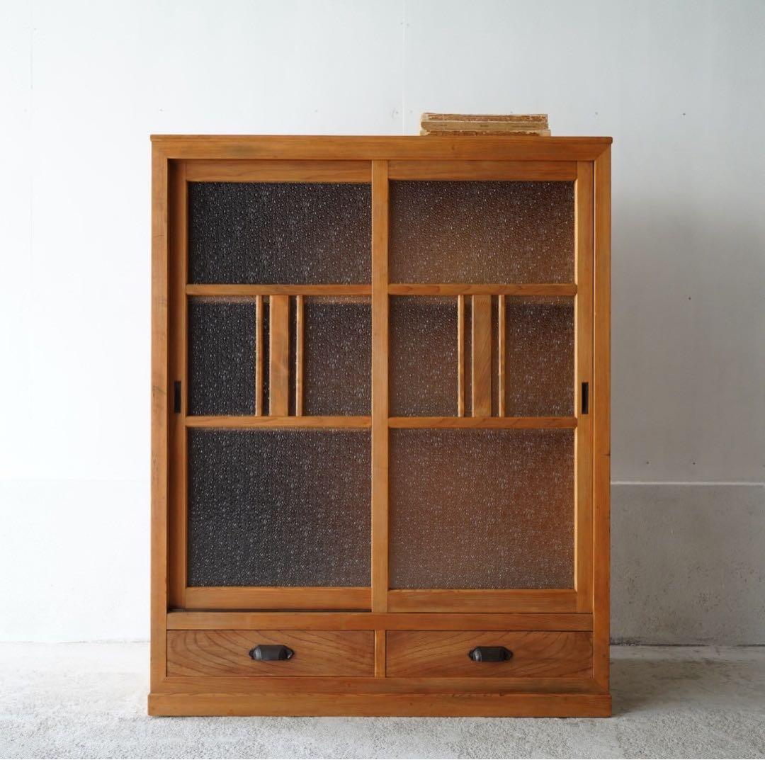 ダイヤガラスのキャビネット