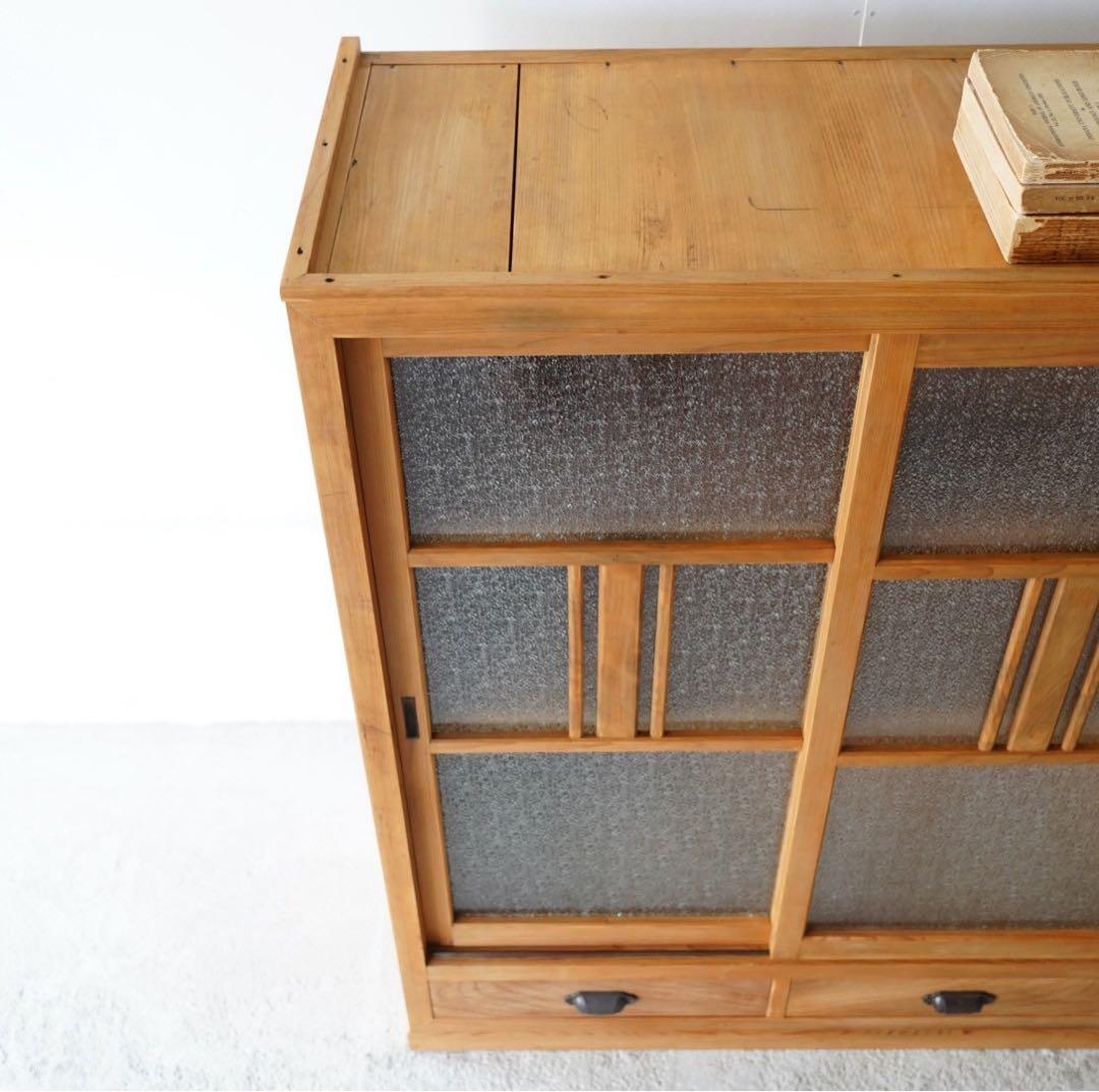 ダイヤガラスのキャビネット