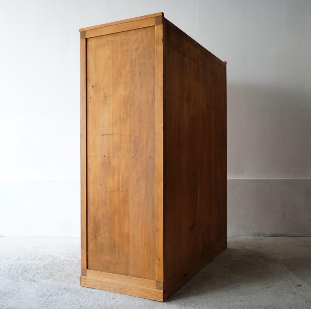 ダイヤガラスのキャビネット